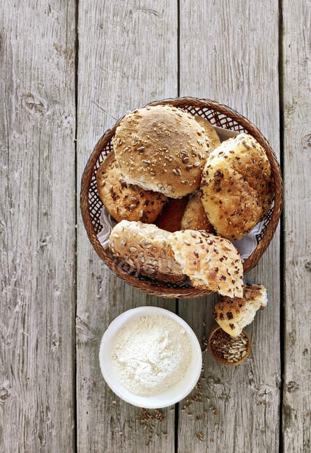 Plan rapproché de délicieux rouleaux de graines dans un panier à pain — Photo de stock