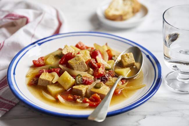 Tofu-Gulasch mit Paprika, Kartoffeln, getrockneten Tomaten, Zwiebeln und Chilischoten — Stockfoto