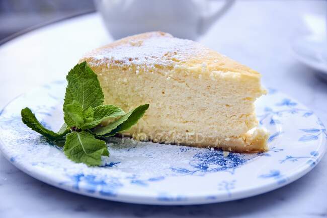 A slice of cheese cake — Stock Photo