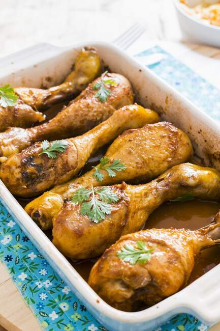 Oven-grilled chicken drumsticks with paprika — Stock Photo