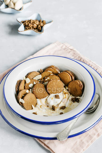 Mini pancake al cioccolato con burro di arachidi e yogurt — Foto stock