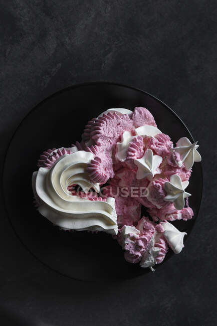 Crushed heart-shaped meringue cake — Stock Photo