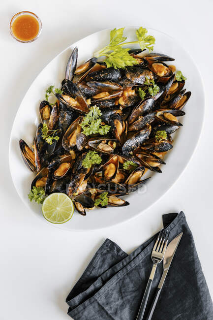Mussels in wine sauce — Stock Photo