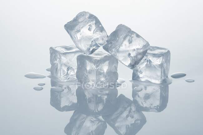 Gros plan sur plusieurs cubes de glace délicieux — Photo de stock