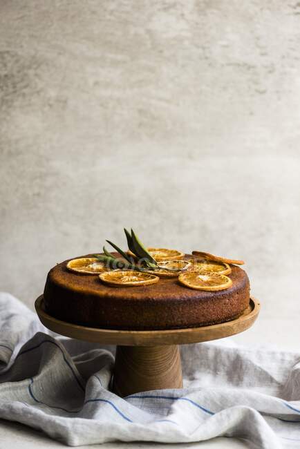 Gâteau à la polenta orange sur planche en bois — Photo de stock