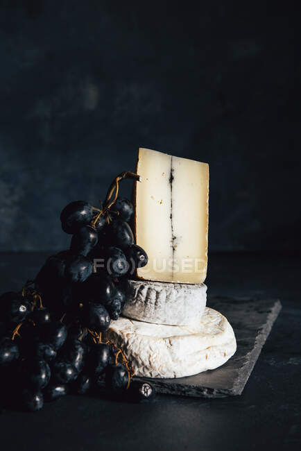 Camembert cheese with grapes — Stock Photo
