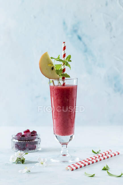 Beetroot and apple smoothie — Stock Photo