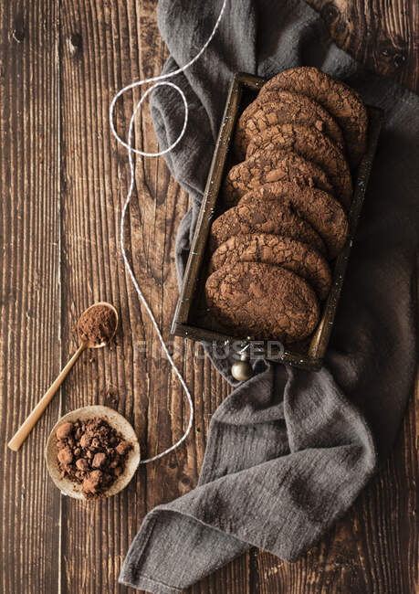 Primer plano de deliciosas galletas de chocolate - foto de stock