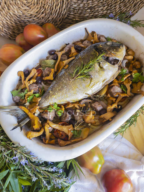 Close-up shot of delicious Baked gilthead with mushrooms — Stock Photo