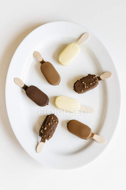 Assorted chocolate ice cream on sticks — Stock Photo