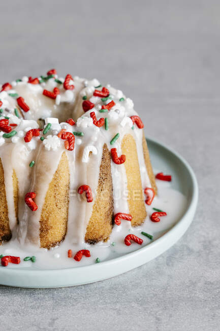 Кекс, украшенный сахарной глазурью и рождественской крошкой — стоковое фото