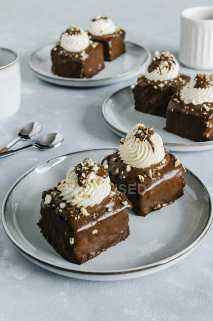 Chocolate individual mini cakes with cream cheese and nuts — Stock Photo