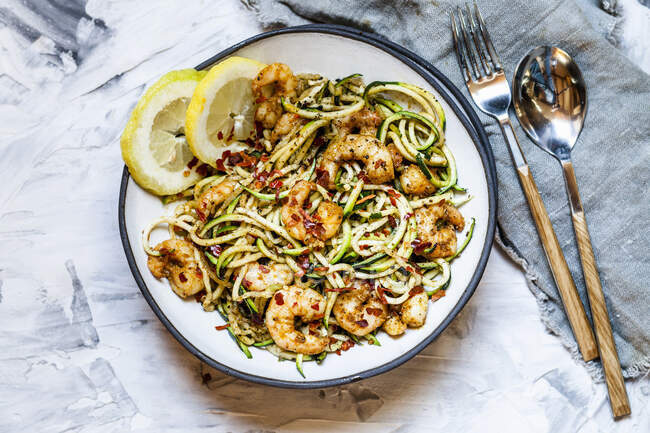 Zucchini noodles with shrimps, chili and lemon — Stock Photo