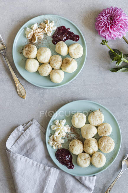 Polpette di ricotta o gnocchi pigri con crema di mascarpone, cannella e marmellata per la colazione — Foto stock