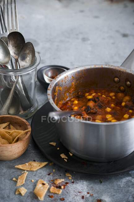 Vegan chilli with beans, sweetcorn and chickpeas in a saucepan (Mexico) — Stock Photo