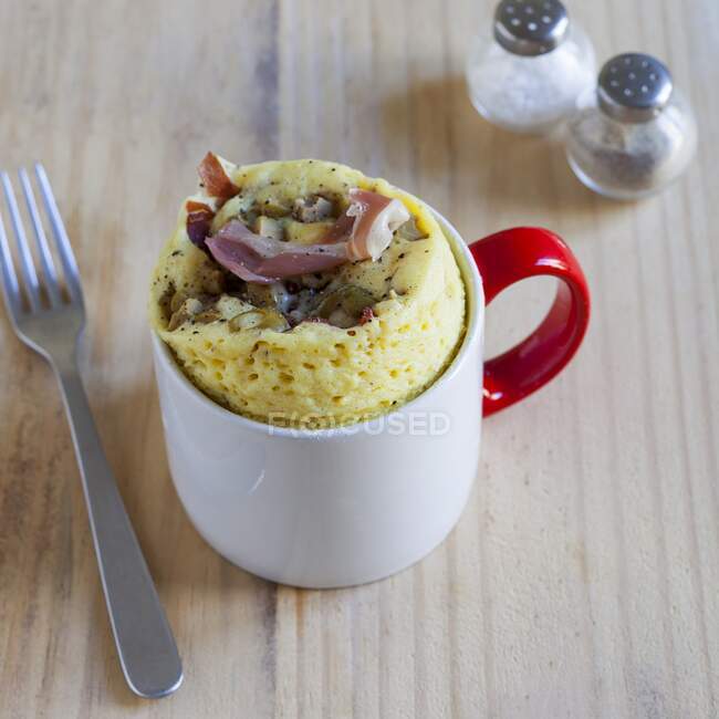 Savoury mug cakes with ham, olives and cheese — Stock Photo