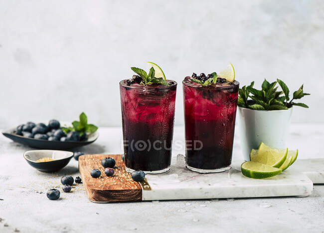 Cocktails with blueberries close-up view — Stock Photo