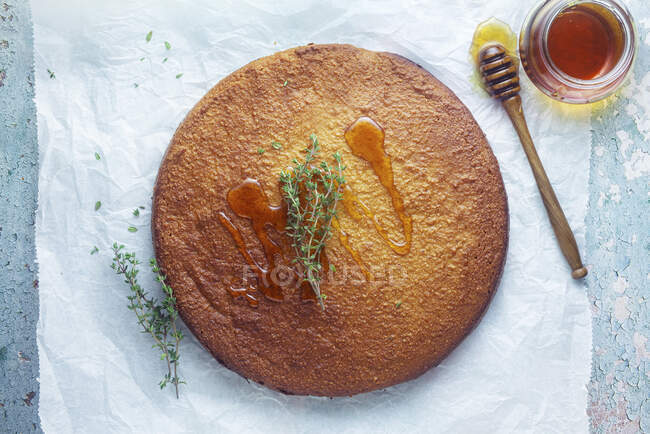 Lemon and thyme cake with honey — Stock Photo