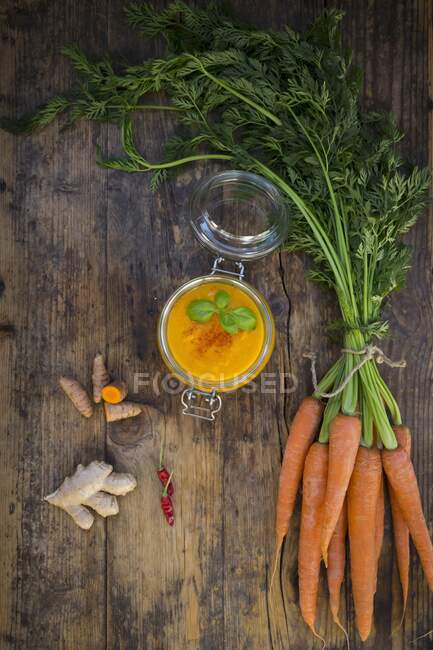 Zuppa di carote e curcuma con zenzero e peperoncino — Foto stock