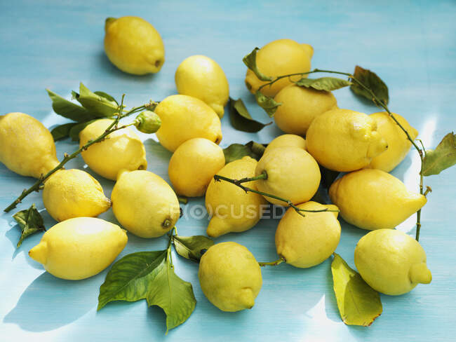 Стиглі лимони на синьому дерев'яному фоні . — стокове фото