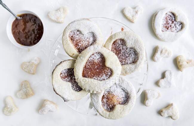 Biscuits doux d'amour maison avec confiture — Photo de stock