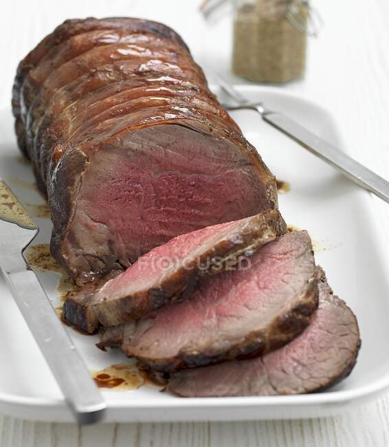 A roast sirloin of beef, sliced — Stock Photo