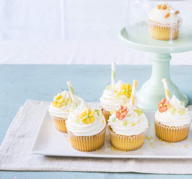 Cupcakes de primavera con flores de azúcar y espolvoreos - foto de stock