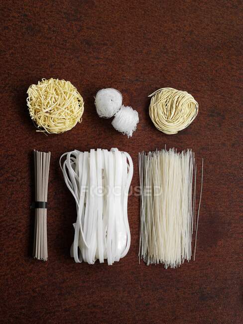 Various types of noodle from Asia (seen from above) — стокове фото
