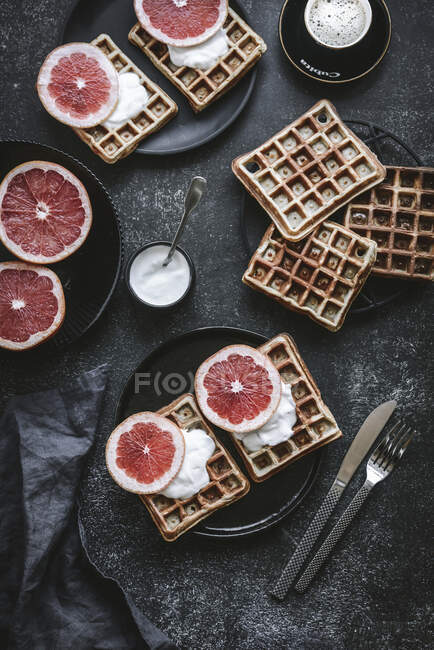 Waffles with whipped cream and grapefruit — Stock Photo