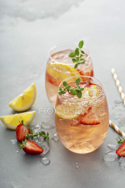 Cocktails de morango limão espumante rosa sangria — Fotografia de Stock