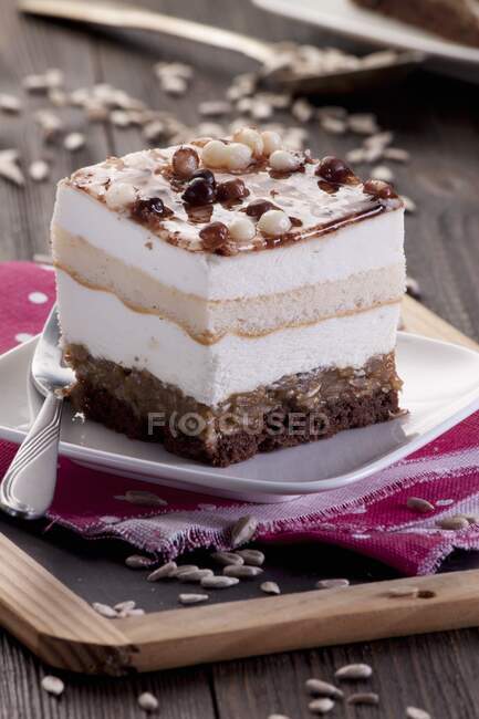 Gâteau en couches avec boules de chocolat et graines de tournesol — Photo de stock
