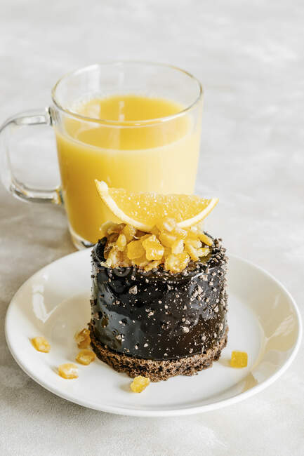 Gâteau au chocolat aux fruits confits et jus d'orange — Photo de stock