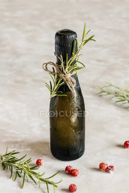 Schwarze Mini-Flasche Champagner mit Rosmarin dekoriert — Stockfoto