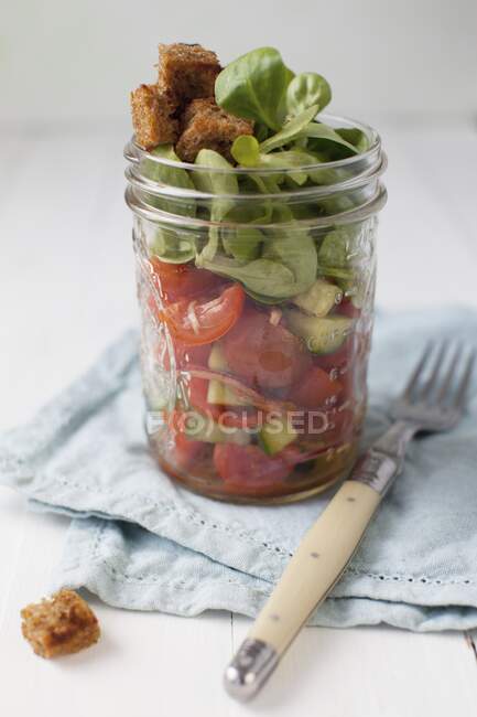 Панзанелла с салатом из баранины и крутонами из теста — стоковое фото