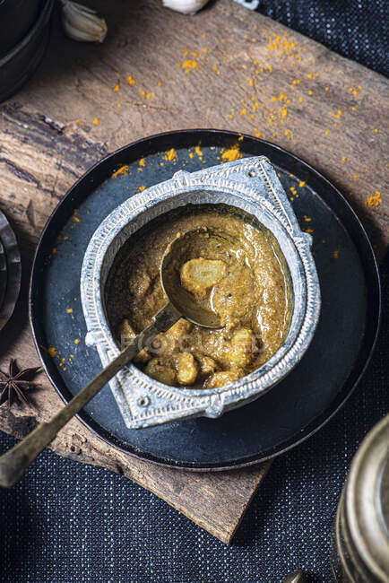 Veganes Knoblauch-Curry nach südindischer Art mit Kokosnusspaste — Stockfoto