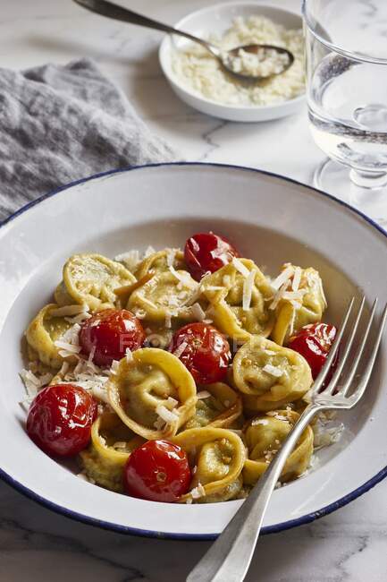 Homemade spinach and ricotta tortellini with cherry tomatoes — Stock Photo