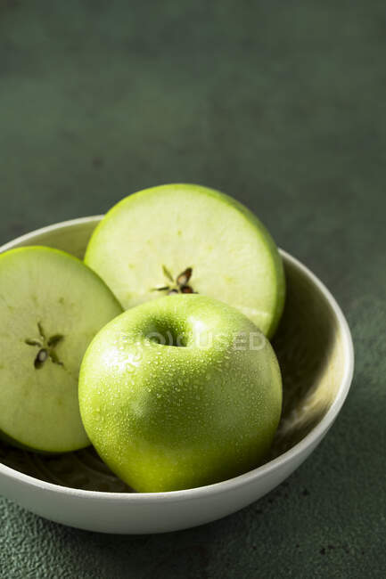 Primer plano de deliciosas manzanas Granny Smith en el tazón - foto de stock