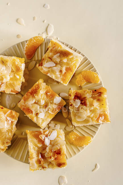 Torta di mandarino e mandorle in fogli quadrati — Foto stock