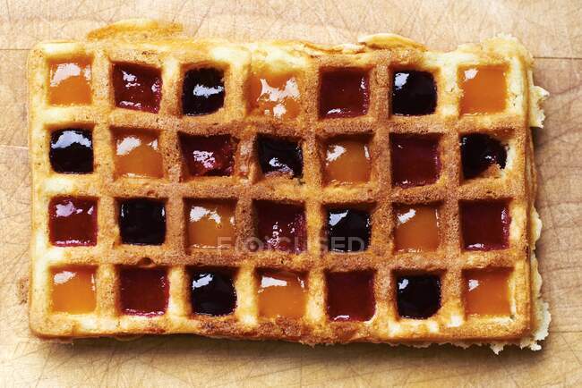 Waffel mit verschiedenen Marmeladen in Segmenten, Draufsicht — Stockfoto