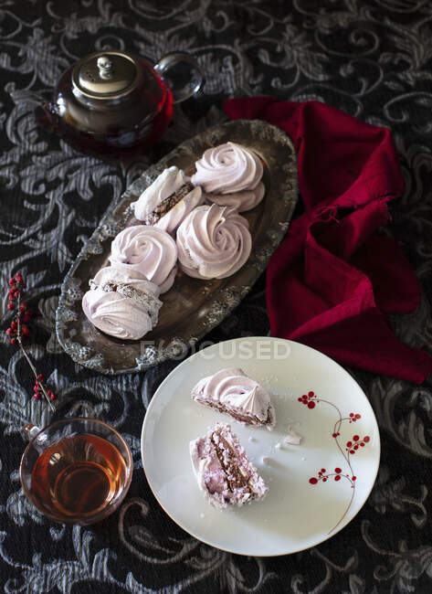 Black currant meringue cookies with whipped chocolate filling — Stock Photo