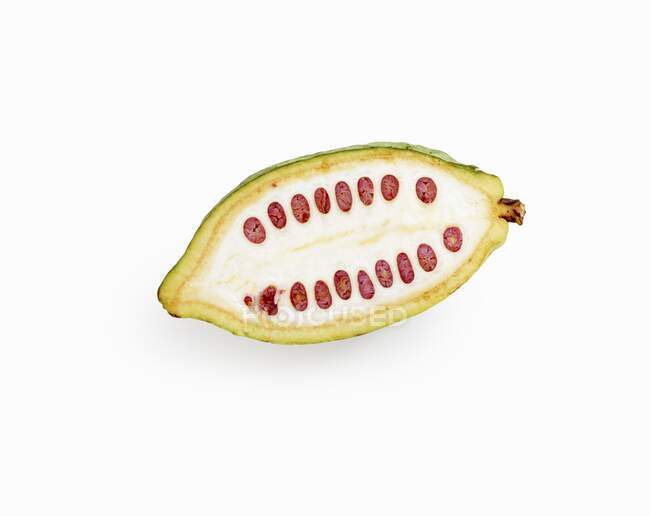 Eine halbe Kakaofrucht vor weißem Hintergrund — Stockfoto