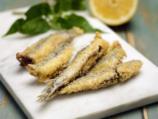 Fried anchovies with lemon — Stock Photo