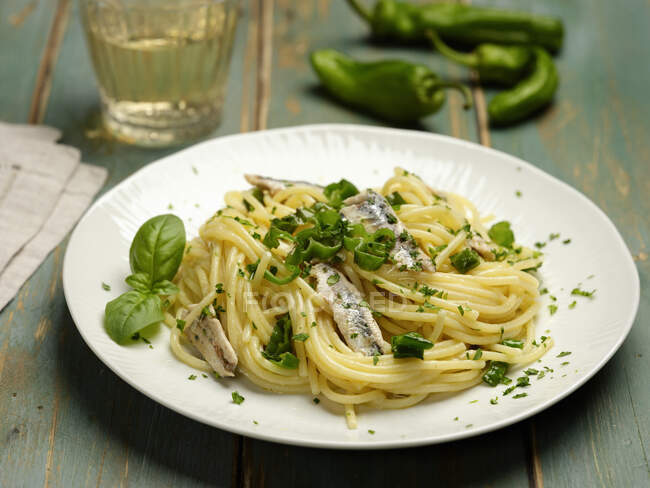 Spaghetti with anchovies and green chilies — Stock Photo