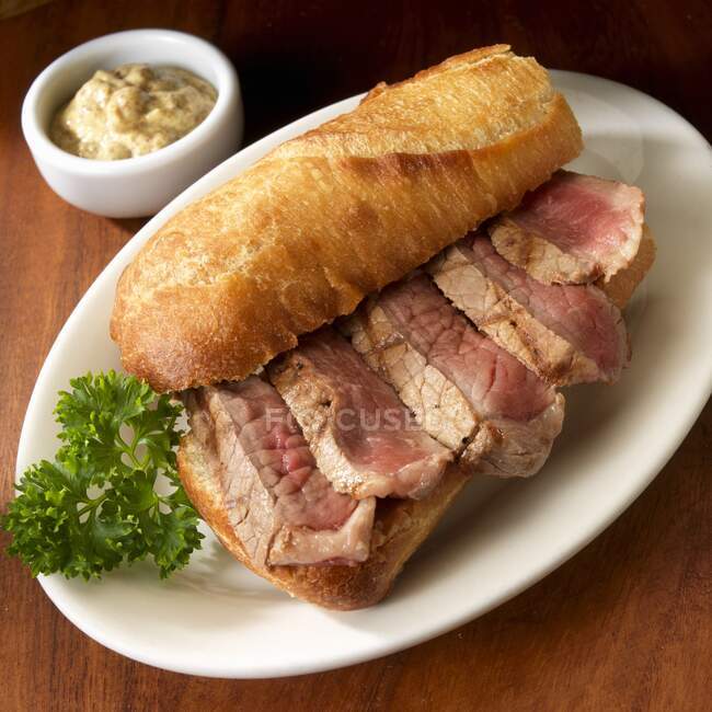 Seltenes Rindfleisch-Sandwich auf handwerklichem Brot — Stockfoto