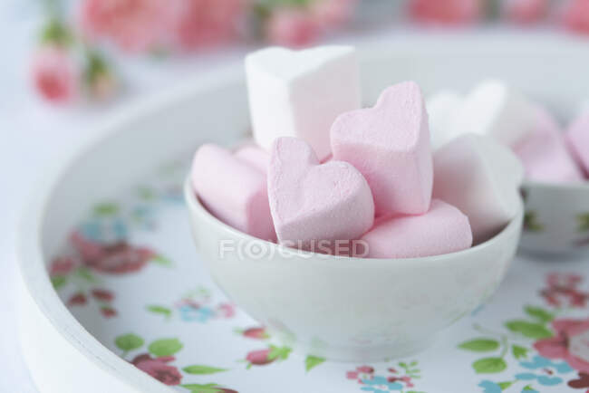 Marshmallow a forma di cuore in una scodella — Foto stock