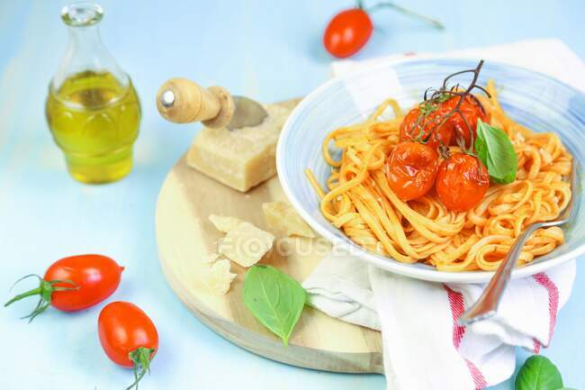 Linguine with roasted tomatoes — Stock Photo