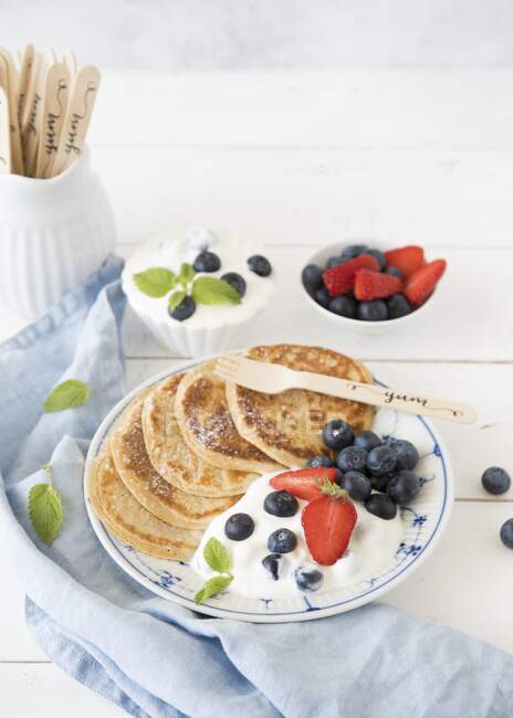 Pancakes with cottage cheese and berries — Stock Photo