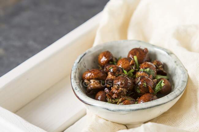Fried mushrooms cooked with Italian herbs in a ceramic bowl — Stock Photo