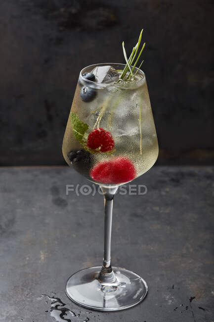 Cocktail with fresh berries, mint and ice — Stock Photo