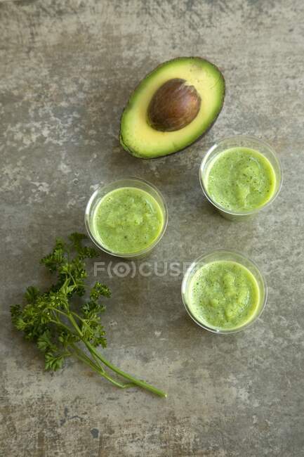 Grüne Smoothies mit Avocado und Petersilie — Stockfoto